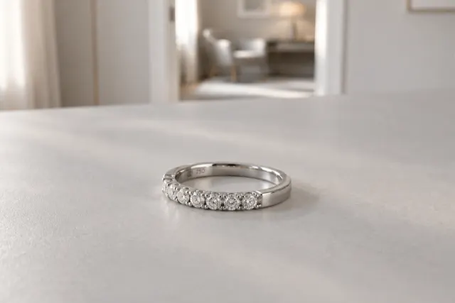 Alliansring i guld som ligger på ett ljust bord