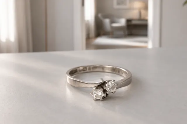 Tvillingring i guld som ligger på ett ljust bord